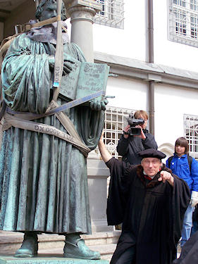 Zwei Luther vor dem Rathaus