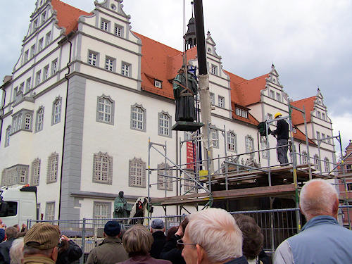 Auch Melanchthon schwebt sicher über den Markt