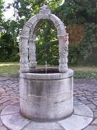 Brunnen in der Grünanlage